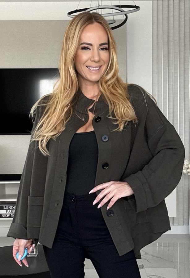 Suzett kardigán khaki – Lezser, zsebes kardigán – Innova Fashion